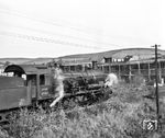57 2189 im Arbeitszugdienst bei Hilchenbach. Die Lok beschloss ihre aktive Dienstzeit beim Bw Siegen am 12.07.1962. (04.1952) <i>Foto: Gerhard Moll</i>