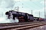 01 522 entstand im April 1964 aus 01 184 und setzt hier im Bahnhof Bebra an den Zug. (1967) <i>Foto: Dieter Junker</i>