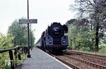 01 525 fährt mit D 1098 durch Bosserode, damals unmittelbar an der deutsch/deutschen Grenze zu Thüringen gelegen. (1967) <i>Foto: Dieter Junker</i>