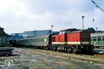 Zwischen 1981 und 1990 rüstete die Reichsbahn im RAW Stendal rund 500 Lokomotiven der Baureihe 110 auf 1200 PS (883 kW) um. Diese wurden als Baureihe 112 (ab 1994 als BR 202) bezeichnet. Auf dem Bild steht die umgebaute 112 672 mit einem Personenzug im Bahnhof Altenburg. (09.1985) <i>Foto: Will A. Reed</i>