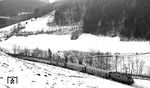 145 176 rollt mit einem Zug nach Freiburg bei Buchenbach talwärts. (01.1978) <i>Foto: Burkhard Wollny</i>