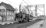 PKP Ty-5-1 mit einem Sonderzug im Bahnhof Mieszków Dworzec. Vom Bahnsteig rechts fuhren Züge nach Srem (Schrimm) und Czempi (Tschempin) ab. Die spätere Ty5-1 wurde im September 1939 als 50 039 an die Reichsbahn (Bw Radolfzell) abgeliefert und befand sich seit 1941 in der RBD Posen, wo sie auch bis Kriegsende blieb. Am 01.09.1946 wurde sie gemäß des Umzeichnungsplans der sowjetischen Militärtransportverwaltung (Lemberg) in Ty5-1 umgezeichnet. Am 19.04.1978 wurde sie in Poznan (Posen) ausgemustert und an die Konservenfabrik Hortex in Sroda Wielkopolska (Schroda) abgegeben. 2005 stand sie noch im dortigen Bahnhof abgestellt, ihr weiterer Verbleib ist nicht bekannt. (25.04.1976) <i>Foto: Burkhard Wollny</i>