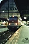 216 199 mit D 2353 nach Stuttgart über Hanau - Eberbach - Heilbronn in Frankfurt/M Hbf. (26.10.1980) <i>Foto: A. Wagner</i>