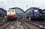 103 159, die während ihrer gesamten Einsatzzeit vom November 1971 bis Oktober 1999 in Frankfurt stationiert war, trifft im dortigen Hauptbahnhof auf die ebenfalls in Frankfurt/M beheimatete 110 272. (1974) <i>Foto: Helmut Bürger</i>