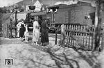 Familienausflug im Frühjahr 1939. An der Bahnschranke in Passau-Bergkeller fährt 57.273 (ex BBÖ 80.2952) vorbei. Nach 1945 verblieb die Lok in Polen, die PKP führte sie als Tw12-1 (Zweitbesetzung) in der Statistik. (05.1939) <i>Foto: Privatfoto</i>