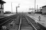 Nachdem die schlimmsten Kriegsschäden beseitigt waren, dachte die Deutsche Bundesbahn über Linienverbesserungen in einigen Bahnhöfen nach, um die Ein- und Ausfahrgeschwindigkeiten zu erhöhen, aber auch um komplizierte Weichenverbindungen zu entschärfen. Hierzu gehörte auch der Bahnhof Schifferstadt, wo der Direktionsfotograf der BD Mainz den Zustand der Weichenstraßen vor der Erneuerung dokumentieren musste. Daher legte er wohl auch keinen Wert darauf, den ETA 177 näher in Augenschein zu nehmen.  (1954) <i>Foto: BD Mainz, Slg. W. Löckel</i>