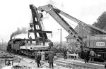 Einheben eines Brückenteils im Bahnhof Kandel mittels zweier 25 t-Eisenbahnkräne der Fa. Mohr & Federhaff, Mannheim. (1954) <i>Foto: BD Mainz, Slg. W. Löckel</i>