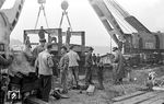 Obwohl schweres Gerät beim Einbau der Brückenteile in Kandel im Einsatz war, ist auffällig, dass viel Personal vor Ort war. (1954) <i>Foto: BD Mainz, Slg. W. Löckel</i>
