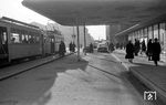 Eine Besonderheit des wiederaufgebauten (alten) Ludwigshafener Hauptbahnhofs war dieses Vordach mit freistehenden Trägern, das einen trockenen Weg zwischen Bahnhof und Straßenbahn ermöglichte. (1955) <i>Foto: BD Mainz, Slg. W. Löckel</i>