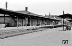 Der Bahnhof Frankenthal (Hbf) liegt an der Bahnstrecke Mainz - Worms – Ludwigshafen und wurde 1870 eröffnet. Das alte Empfangsgebäude wurde kurz nach diesen Bildern ein Opfer der Spitzhacke und im Stil der Moderne der 1950er neu gebaut.  (1955) <i>Foto: BD Mainz, Slg. W. Löckel</i>