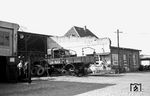 1951 besuchte der Fotograf der BD Mainz zum ersten Mal das Kbw in Landau/Pfalz (vgl. Bild-Nr. 67980). 7 Jahre später war das Provisiorium immer noch nicht beseitigt, sodass man die Fahrzeugreparatur sogar ins Freie verlegen musste. (1958) <i>Foto: BD Mainz, Slg. W. Löckel</i>