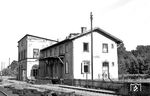 Der Bahnhof Dreihof an der Bahnstrecke Germersheim – Landau/Pfalz. Obwohl Dreihof vor 100 Jahren nur 61 Einwohner hatte, die in fünf Wohngebäuden lebten, erhielt der Ort ein Empfangsgebäude mit angebauter Güterabfertigung, da es lohnswerten Güterverkehr gab. Das Gebäude wurde im Zweiten Weltkrieg zerstört und nur notdürftig wieder repariert. Der Bahnhof diente in den ersten Jahrzehnten als gemeinsame Bahnstation von Bornheim, Essingen und Offenbach an der Queich. Nachdem letzterer Ort an der 1898 eröffneten Bahnstrecke Landau – Herxheim einen eigenen Bahnhof erhalten hatte, verlor Dreihof an Bedeutung. Aufgrund geringer Inanspruchnahme wurde er 1981 und damit drei Jahre vor der Einstellung des Personenverkehrs auf der Strecke aufgelassen.  (1958) <i>Foto: BD Mainz, Slg. W. Löckel</i>