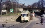 SSB Tw 407 (Düwag/SSW) biegt an der Eisenbahnunterführung der Bonner Straße zum Siegburger Bahnhof ab. Etwas verdeckt liegt links oben der Michaelsberg mit der ehemaligen Abtei. (24.03.1972) <i>Foto: Dieter Junker</i>