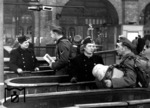 Zum Ende des Krieges wirken die an einer Bahnsteigsperre in Berlin eingesetzten Reichsbahnerinnen trotz des Fototermins nicht sonderlich optimistisch.  (1944) <i>Foto: RVM (Ittenbach)</i>