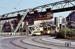 Und wieder eine Begegnung, die so nur in Wuppertal möglich war: An der Kreuzung Haspeler Straße/Hofkamp in Wuppertal-Elberfeld trifft die 100-jährige Straßenbahn auf die 73-jährige Schwebebahn. Der Schwebebahnwagen 10 des Typs GTW 72 war allerdings erst zwei Jahre alt. (10.04.1974) <i>Foto: Dieter Junker</i>