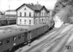 Die dynamische Ausfahrt eines Schnellzuges (vermutlich Prag - Bodenbach - Dresden - Berlin) mit einer Lok der CSD-Reihe 387.0 in Prag, der nordwärts in Richtung Negrelli-Brücke abbiegt. (1942) <i>Foto: RVM (Ittenbach)</i>