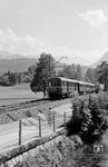 ET 90 01 in Doppeleinheit mit ET 90 03 auf der Fahrt nach Berchtesgaden an der Königsseer Ache am Haltepunkt Schwöbbrücke bei Unterstein-Schönau. (1962) <i>Foto: Reinhold Palm</i>