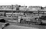 SNCB 98.040, eine pr. T 16.1 (Schwartzkopf 9840, Baujahr 1914, ex "8144 Esn"), die wohl auch im Rahmen der "Waffenstillstandsabgaben" (Locomotives Armistice) 1918 an die Belgische Staatsbahn abgegeben wurden, im Bahnhof Liege-Guillemins. Sie wurde am 27.07.1961 aus den Bestandslisten gestrichen. (03.07.1950) <i>Foto: A.E. Durrant</i>