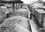 Zurückgestaute Züge während der Berlin-Blockade im Bahnhof Helmstedt. (1948) <i>Foto: Hans Berkowski</i>