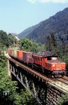 Die Villacher ÖBB 1020.026 (ex E 94 028) mit einem Güterzug auf der Gailitzbrücke im österreichisch/italienischen Grenzgebiet bei Tarvisio. (08.1989) <i>Foto: Alan Brack</i>