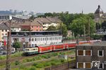 Die türkis/beige Überraschung 111 174 mit RE 10414 nach Aachen in Wuppertal-Steinbeck. (18.07.2020) <i>Foto: Wolfgang Bügel</i>
