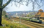 193 012 mit einem EFZ-Sonderzug nach Stuttgart im Bahnhof Mockmühl.  (23.04.1984) <i>Foto: Karsten Risch</i>