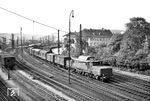 E 94 133 (Bw Kornwestheim) fährt mit einem Güterzug durch Ulm Hbf in Richtung Augsburg. (11.05.1960) <i>Foto: Helmut Röth</i>