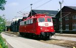 Das Farbkonzept der DB von 1987, in der hier 110 508 als erste Lok im Aw Opladen lackiert wurde, hielt auch nur gut 10 Jahre. 1998 folgte auf Orientrot (RAL 3031) bei der DB AG dann Verkehrsrot (RAL 3020).  (26.06.1987) <i>Foto: Joachim Bügel</i>