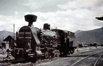 BBÖ 57 201 (ex 80 900) in Selzthal.  Die Reihe 80 war eine Güterzug-Schlepptenderlokomotive der k.k. Staatsbahnen Österreichs, welche auch von der Österreichischen Südbahn beschafft wurde. Die Haupteinsatzgebiete der 80er waren bis 1918 Böhmen, die Karawanken- und Rudolfsbahn sowie die Westbahn. Sie war eine der beliebtesten Lokomotiven ihrer Zeit und freizügiger einsetzbar als die Preußische G 10. 1938 ordnete die Deutsche Reichsbahn die 80er als 57 101–105 (ex 80.600), 57 201–318 (ex 80.900) und 57 401–473 (80 und 80.100) ein. Während des Zweiten Weltkrieges stockte die DR den Bestand der 57er aus Beständen der PKP und JDŽ weiter auf. Die letzten Loks waren noch bis 1968 im Einsatz. (09.1940) <i>Foto: RVM-Filmstelle Berlin (Bellingrodt)</i>