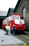 Als erste Lok der Baureihe 103 erschien im Juli 1987 die Frankfurter 103 115 in der neuen Farbgebung orientrot/weiß. Das Ergebnis der Neulackierung wird im Aw Opladen begutachtet. (08.07.1987) <i>Foto: Joachim Bügel</i>