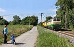 Ein Gruß von dem kleinen Eisenbahnfreund an den Lokführer der BE 218 396, die mit dem Kranzug DGS 56258 (Bönen - Koblenz) sich auf nicht alltäglichen Pfaden bei Solingen-Ohligs befand. (23.07.2020) <i>Foto: Joachim Bügel</i>