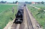Während im Hintergrund der Güterzug mit 41 106 in Richtung Ostercappeln entschwindet, rollt 41 097 bei Belm mit ihrem Güterzug auf Osnabrück zu. (05.1968) <i>Foto: Dieter Junker</i>