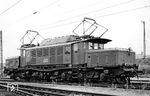 Noch in Ursprungsausführung wurde die im Januar 1942 abgelieferte E 94 054 (ab 1968: 194 054) in Augsburg angetroffen.  (1972) <i>Foto: Stamm</i>