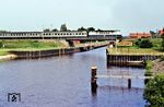 221 121 (Bw Oldenburg) mit einem Eilzug auf der bekannten Küstenkanalbrücke bei Dörpen auf dem Weg nach Rheine.  (01.08.1980) <i>Foto: Manfred Kantel</i>