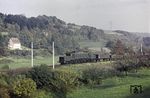 E 94 264 (Bw Würzburg) mit einem Güterzug auf der neu elektrifizierten Spessartstrecke kurz vor Heigenbrücken. Die Lok selbst war zum Zeitpunkt der Aufnahme auch erst 3 Jahre alt. (11.10.1957) <i>Foto: Carl Bellingrodt</i>
