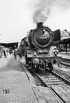 Der Lokführer der Limburger 39 088 wartet im Bahnhof Gießen auf die Übergabe der Zugpapiere. (29.05.1962) <i>Foto: Gerhard Moll</i>