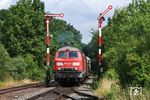 225 006 (mit 140 036) fährt mit CFN 62580 (Lauda - Nürnberg Rbf) in den durchgeschalteten Bahnhof Rot am See ein. (15.07.2010) <i>Foto: Marvin Christ</i>
