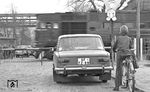Begegnung zwischen einem Lada und einer BR 120 (V 200) der Reichsbahn, die wegen der anfangs fehlenden Schalldämpfer und dem dadurch bedingten hohen Lärmpegel umgangssprachlich auch als „Taigatrommel“ bezeichnet wurden. Der Lada stammte ebenfalls aus russischer Produktion der Fa. AwtoWAS aus Toljatti an der Wolga. Der erste Fahrzeugtyp von AwtoWAS, der WAS-2101, bekam in der Sowjetunion und einigen Ostblockländern den Markennamen "Schiguli" (nach dem gleichnamigen Gebirge bei Toljatti). 1974 führte man für die Exportmodelle den Namen "Lada" (slawisch für u.a. „Liebchen“, „Geliebte“) ein. Lada klingt ähnlich wie das Wort Ladja; das Ladja ist das auf dem Firmenlogo abgebildete Segelboot. Dem Kennzeichensystem der DDR nach, stammte dieser Lada aus dem Bezirk Leipzig, Kreis Borna.  (03.1977) <i>Foto: Burkhard Wollny</i>