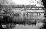 95 0028 mit P 18005 auf der Saalebrücke bei Breternitz, auf der interessanterweise zwei alte Elektrifizierungsmasten von 1939 stehen blieben, deren Demontage 1946 wohl zu aufwändig war. (03.1977) <i>Foto: Burkhard Wollny</i>