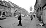 Und so sah es in Saalfeld zu DDR-Zeiten aus. Blick in die Blankenburger Straße mit dem bereits 1372 urkundlich erwähnten Blankenburger Tor. (03.1977) <i>Foto: Burkhard Wollny</i>