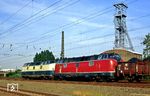 Die beiden Farbvarianten der Baureihe 221 (vorne die t/b 221 142, dahinter das rote Original der 221 127) vor einem Güterzug bei der Einfahrt nach Oberhausen West. (14.07.1987) <i>Foto: Wolfgang Bügel</i>