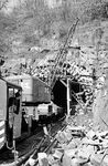 Auch der Köpfle-Tunnel musste für die Elektrifizierung aufwändig aufgeweitet werden. Solche Arbeiten verzögerten die Fertigstellung des durchgehenden elektrischen Betriebs auf der Bahnstrecke Mannheim - Saarbrücken bis zum 12. März 1964. (04.1961) <i>Foto: BD Mainz, Slg. W. Löckel</i>
