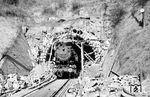 Auch hier passiert von den Bauarbeitern völlig unbeeindruckt die Ludwigshafener 50 1518 die Tunnelbaustelle am Köpfl-Tunnel nahe Weidenthal. (05.1961) <i>Foto: BD Mainz, Slg. W. Löckel</i>