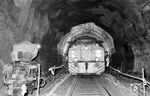 Seltene Inneneinsichten in die Tunnelröhre des Köpfl-Tunnels bei Weidenthal mit Köf 6151. (05.1961) <i>Foto: BD Mainz, Slg. W. Löckel</i>