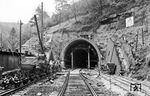 Blick auf die Baustelle am Westportal des Schlossbergtunnels am Haltepunkt Frankenstein/Pfalz, der ein neues Tunnelportal erhält. (05.1961) <i>Foto: BD Mainz, Slg. W. Löckel</i>