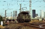 194 191 als Rangierfahrt aus Ng 63533 in Gleis 78 des Frankfurter Hauptgüterbahnhofs. (22.07.1983) <i>Foto: A. Wagner</i>