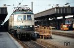 Neben 118 028 und 049 gab es glücklicherweise nur drei türkis-beige Fehlgriffe bei der Baureihe 118. Hier wartet die dritte Maschine in neuer Farbgebung (118 013) vor E 3421 nach Passau in Nürnberg Hbf. (11.08.1983) <i>Foto: A. Wagner</i>