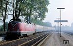 220 076 fährt mit E 2640 (Braunschweig - Mönchengladbach) in Bad Gandersheim ein. (21.09.1980) <i>Foto: Prof. Dr. Willi Hager</i>