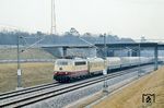 In den 1980er Jahren wurde mit dem Ausbau der Rheintalstrecke zwischen Mannheim und Karlsruhe begonnen. Das Teilstück zwischen Mannheim Hauptbahnhof und dem Bahnhof Graben-Neudorf wurde 1987 als erstes Teilstück der Neubaustrecke fertiggestellt. In diesem Zusammenhang ist 103 003 mit einem Messzug bei Oftersheim unterwegs. (03.03.1978) <i>Foto: Klaus D. Holzborn</i>