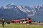 442 207 und 442 200 als RB 59468 (Mittenwald - München) vor der Kulisse des Zugspitzmassiv nördlich von Garmisch-Partenkirchen. (28.07.2020) <i>Foto: Zeno Pillmann</i>